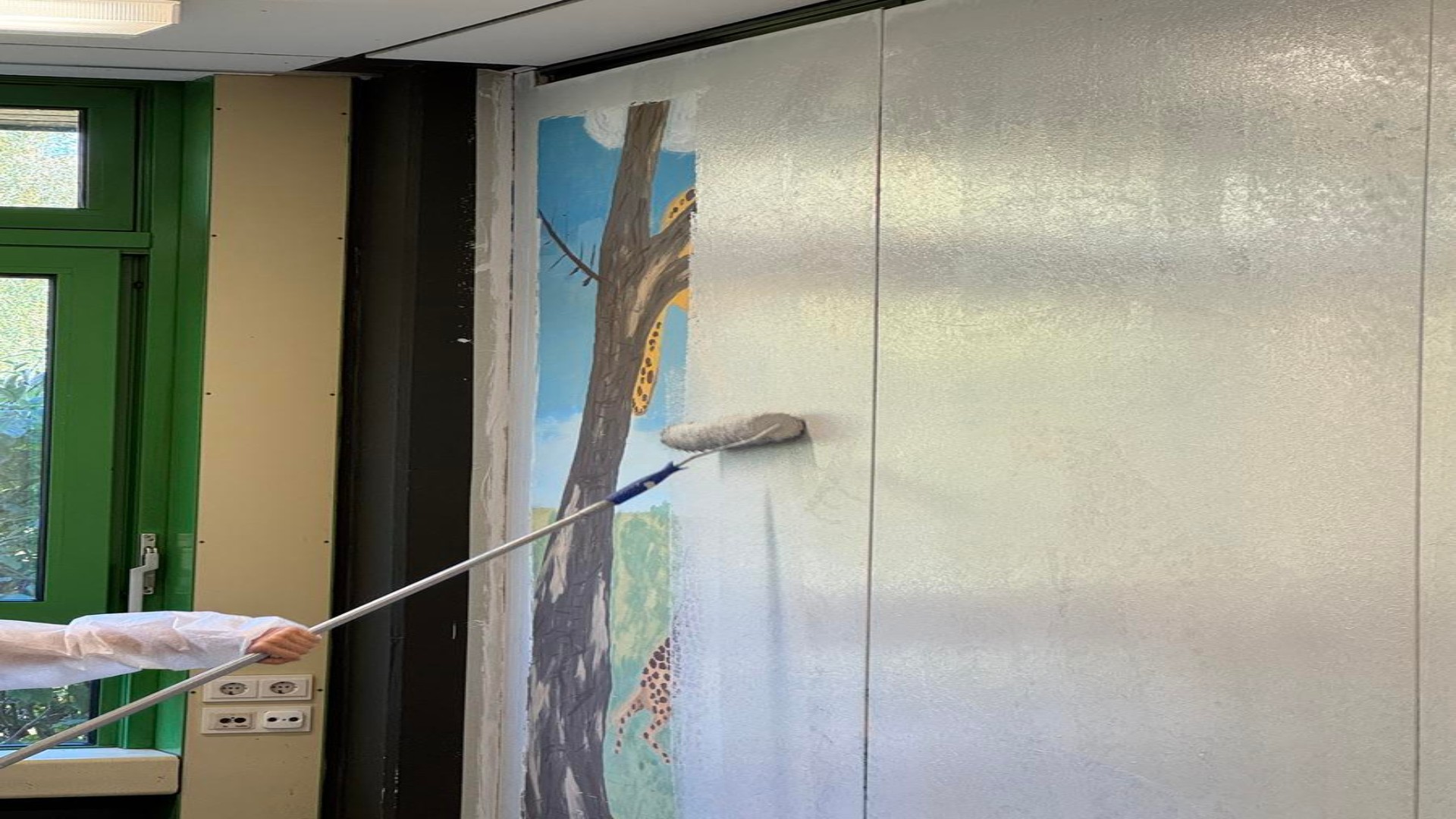 Ein Schüler beim Kennenlernen von Inhalten eines Malerberufes.