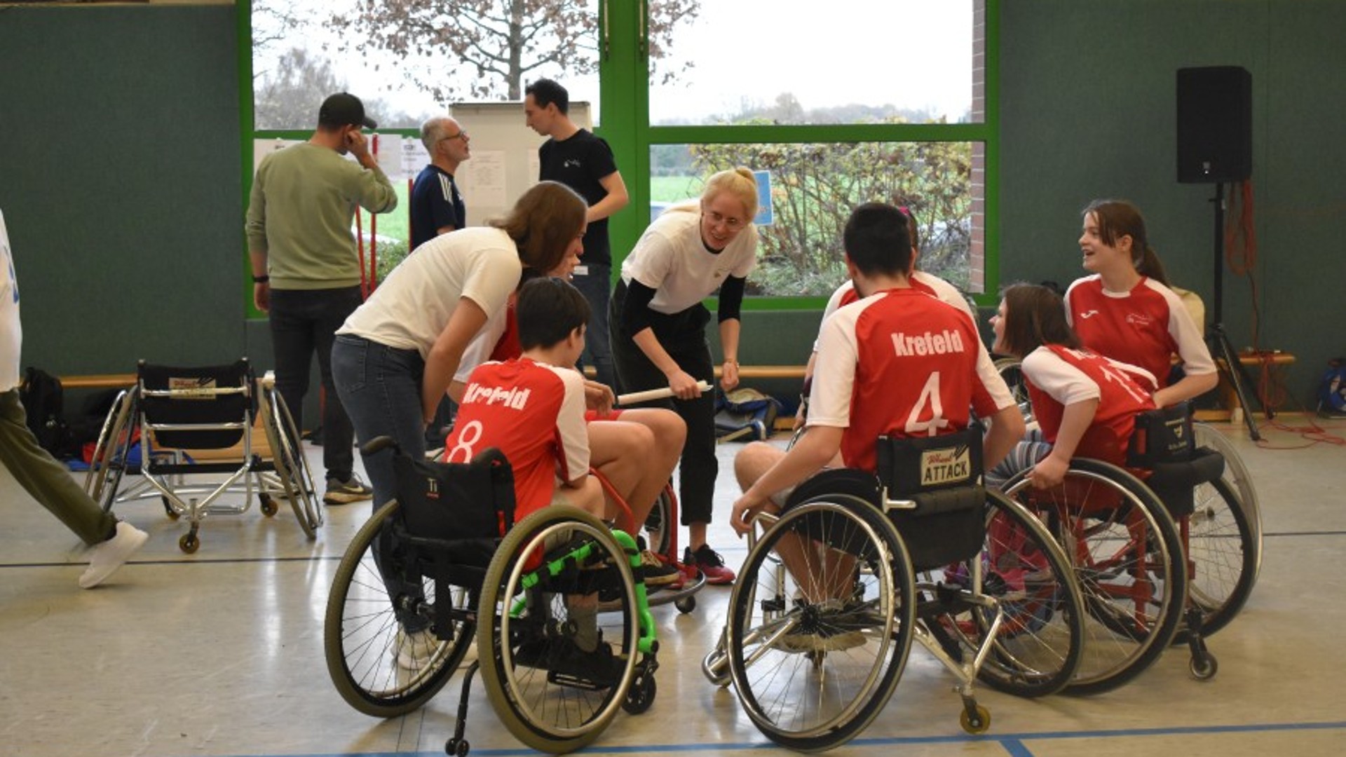 Blick in eine Menge bunt verkleideter Kinder und Erwachsener