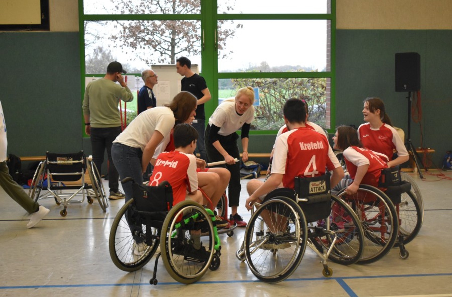 Illustration einer Frau, die mit dampfender Tasse und Smartphone vor einem Laptop sitzt.