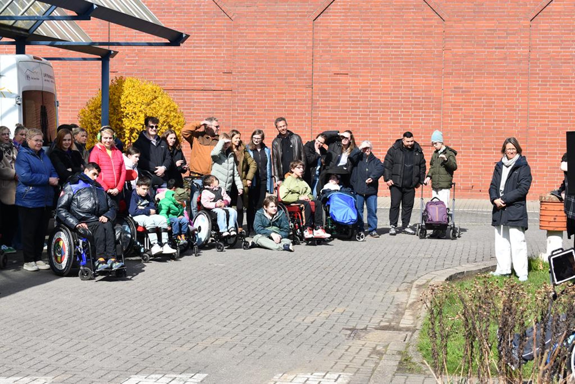 Blick auf die Zuschauer vor dem Haupteingang.