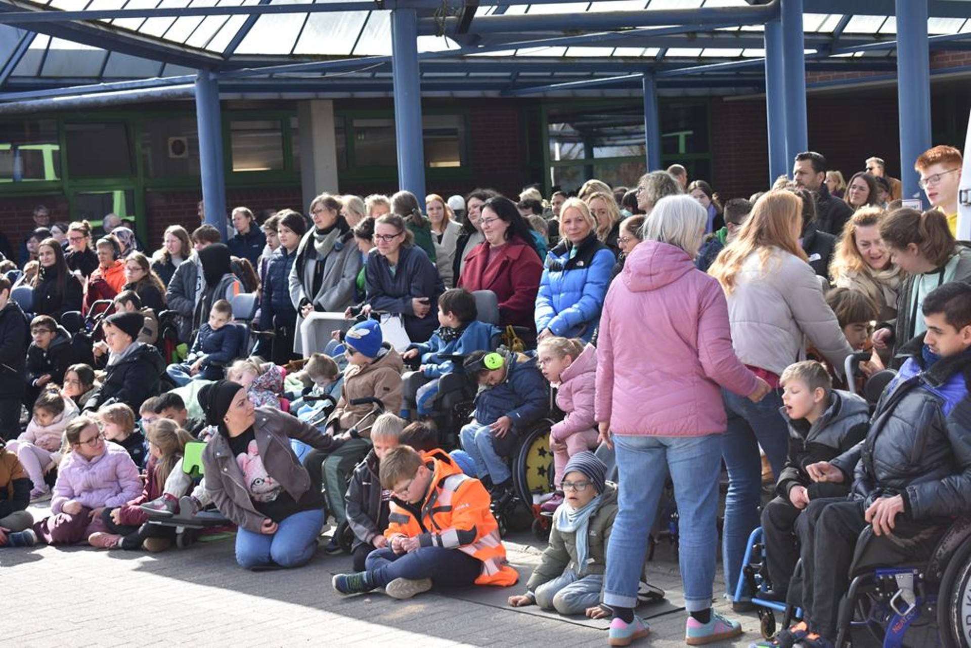 Blick auf alle Zuschauer vor dem Haupteingang