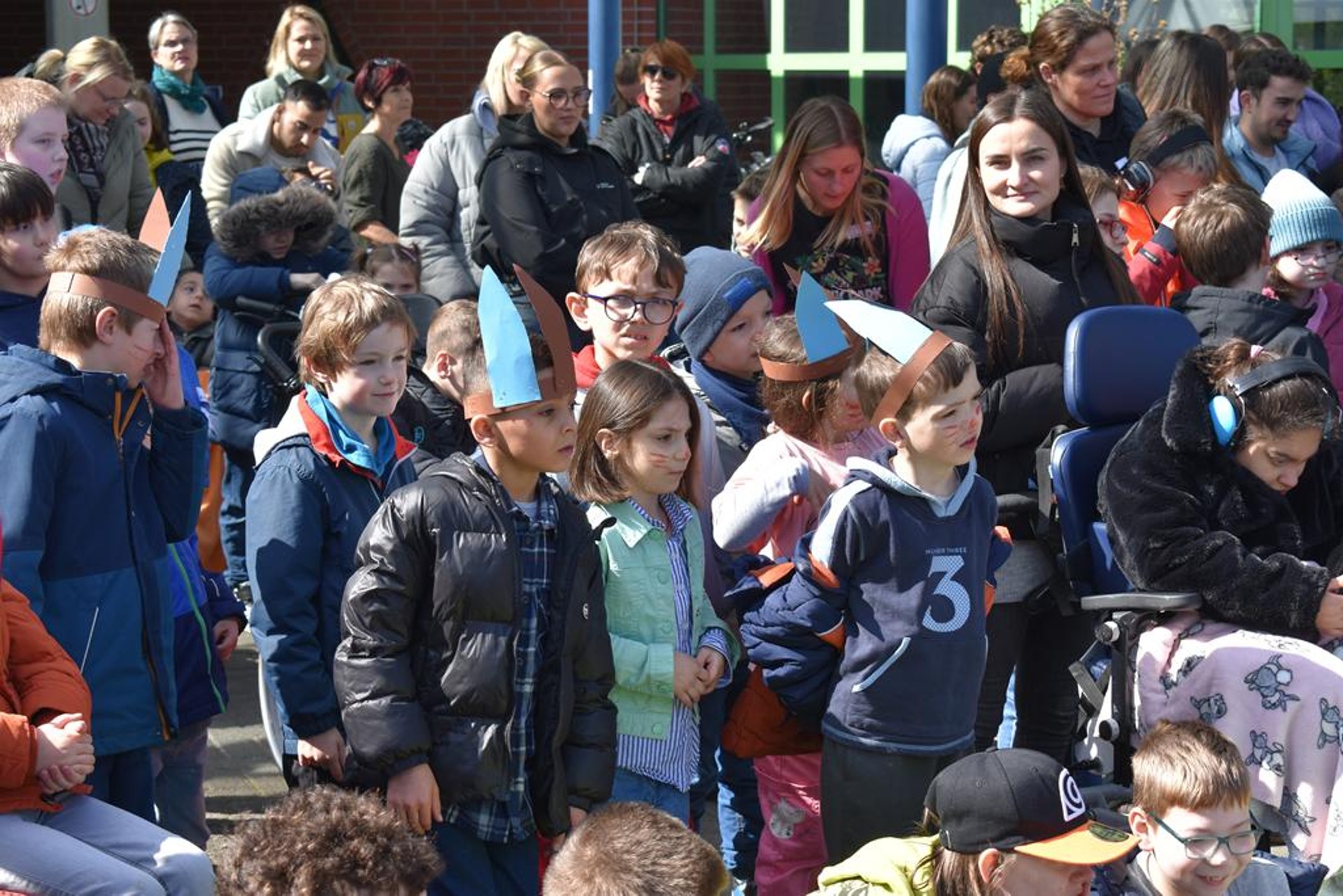 Zuschauer vor dem Haupteingang lauschen gespannt.