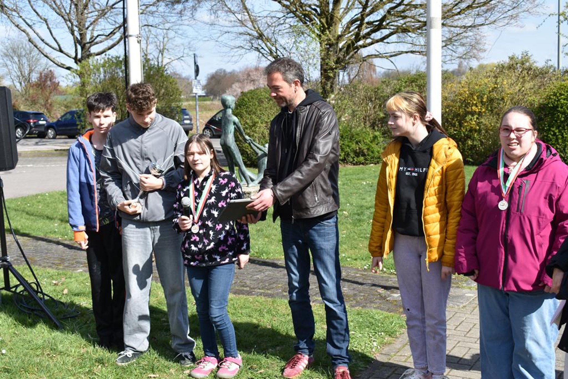 Die Schülervertretung spricht zu den versammelten Menschen.