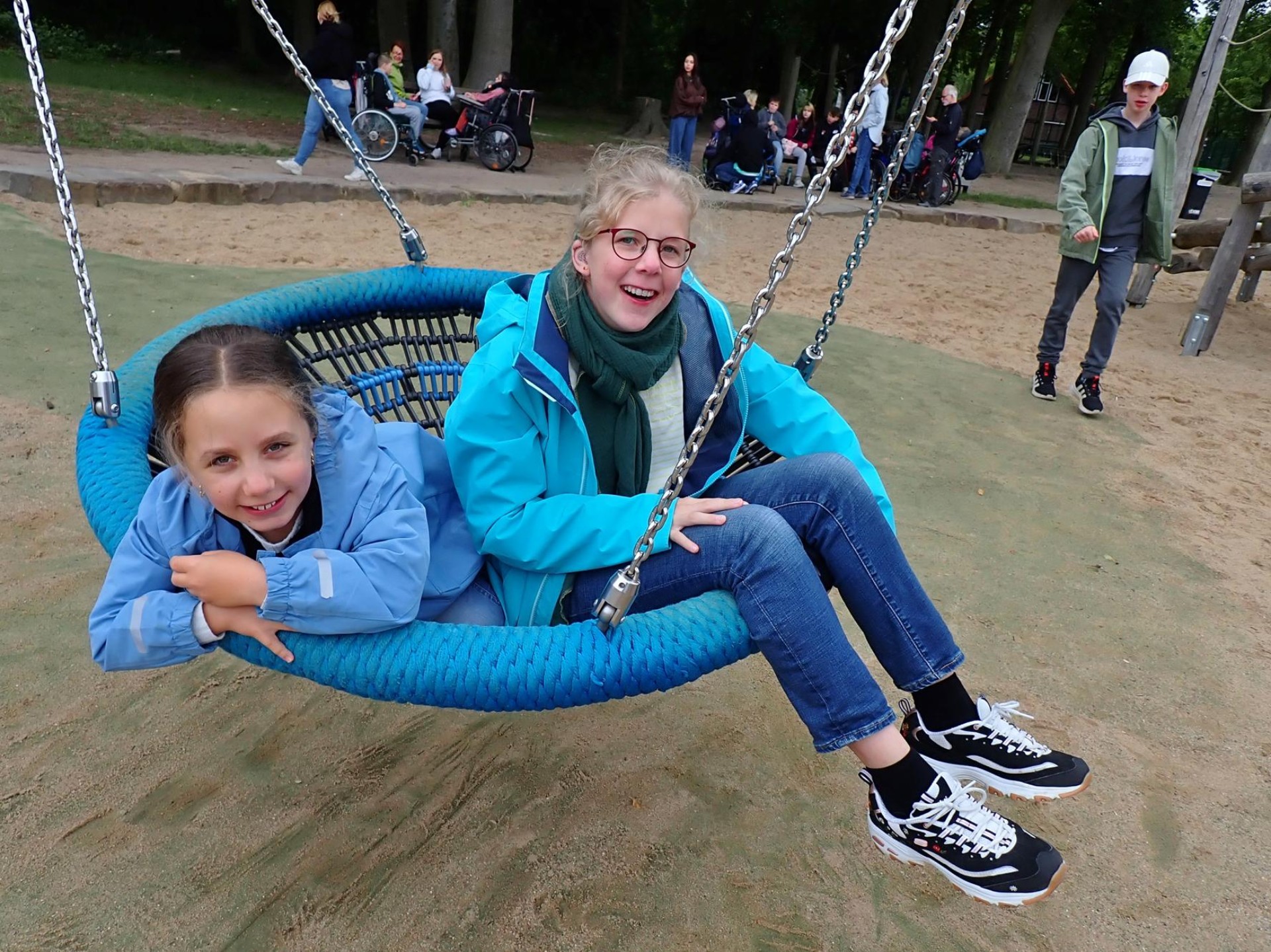 Schüler*innen beim Schaukeln
