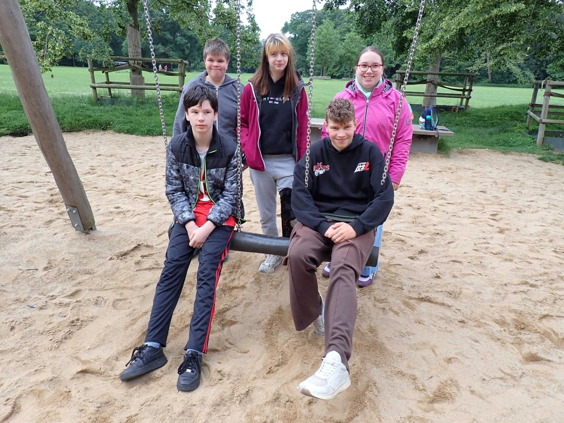 Angekommen und froh. Schüler*innen auf dem Spielplatz im Stadtwald