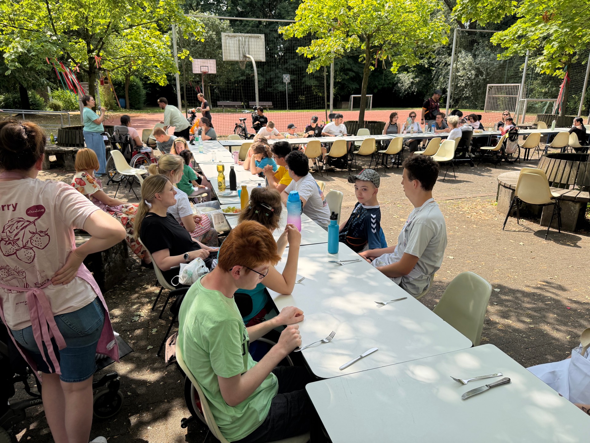 Schüler*innen beim Grillfest