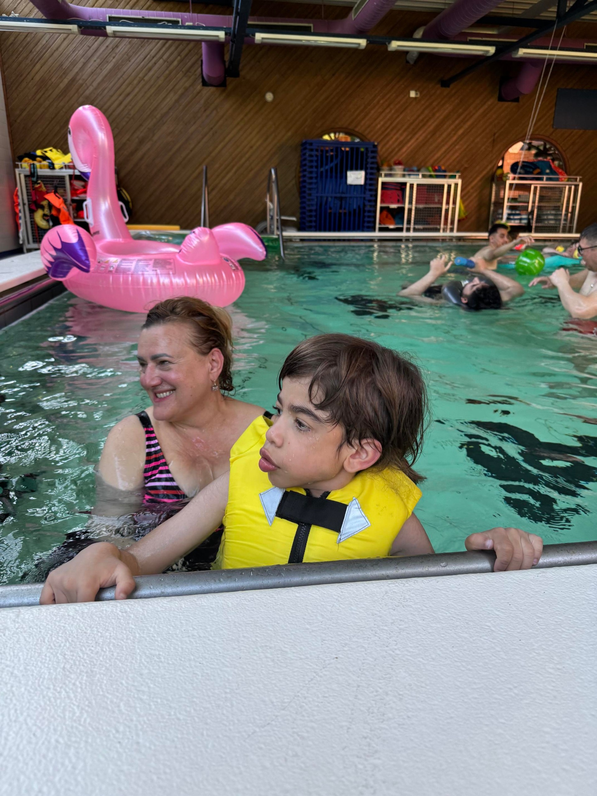 GJSZwei Personen im Schwimmbad