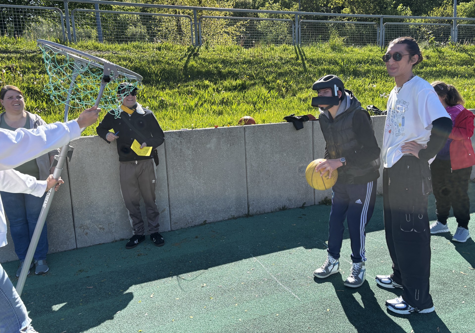 Schüler mit Helm wirft auf Korb