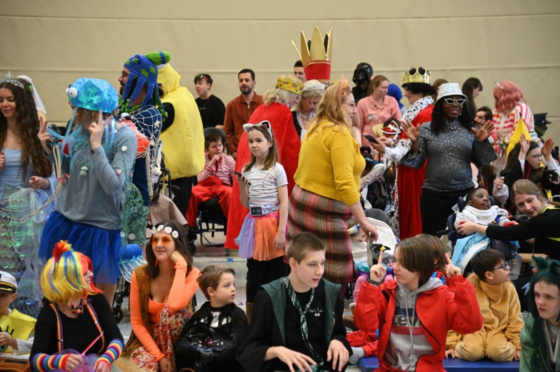 Blick in eine Menge bunt verkleideter Kinder und Erwachsener