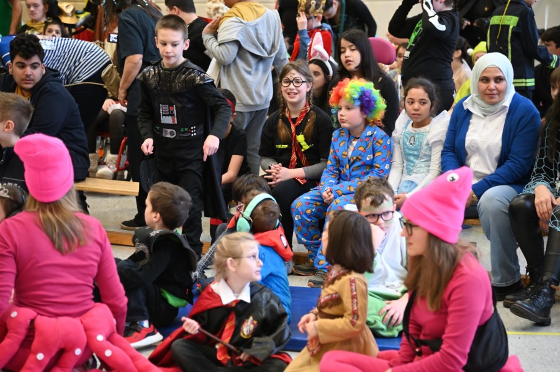Blick in eine Menge bunt verkleideter Kinder und Erwachsener