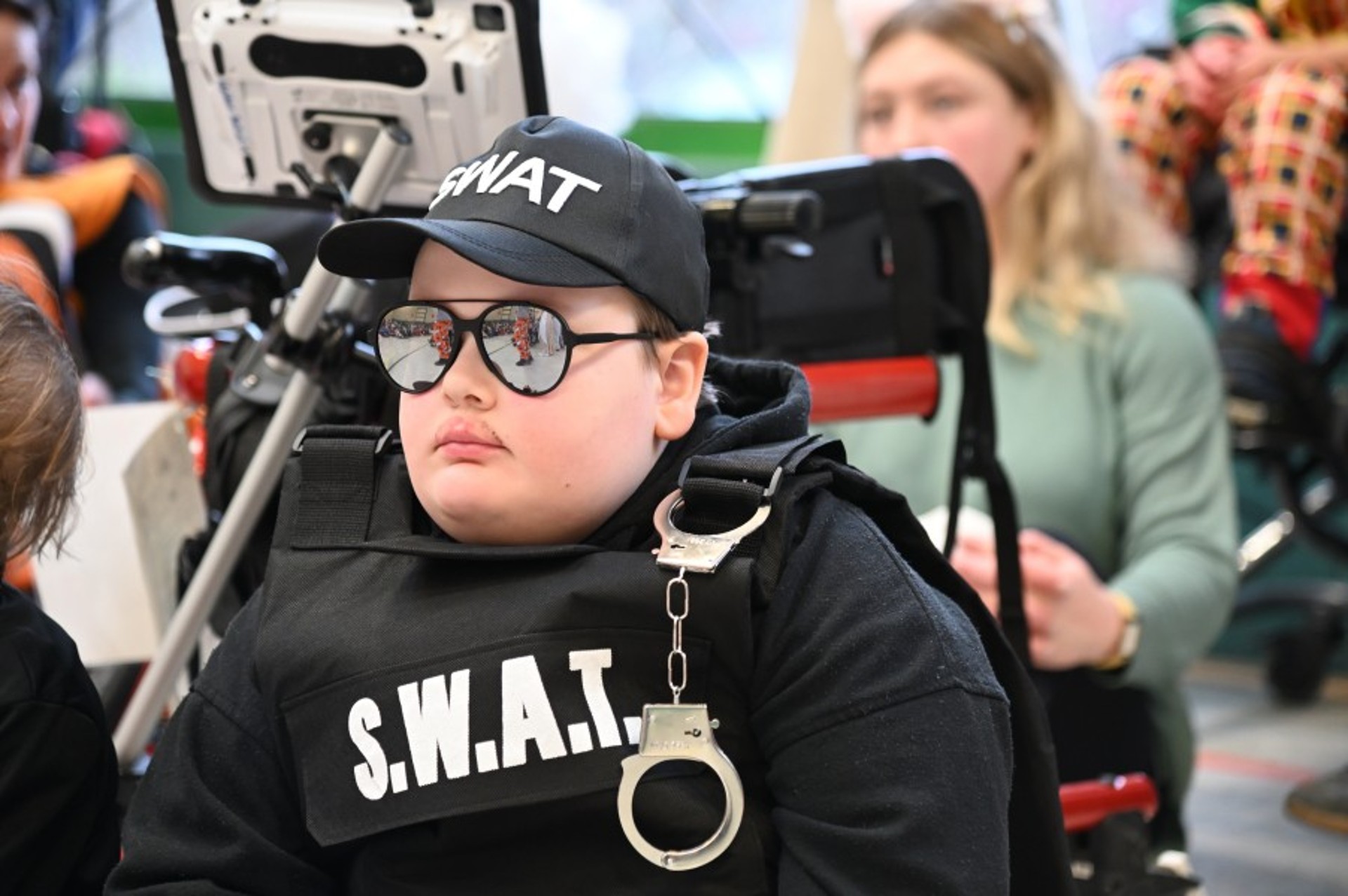 Ein als Mitglied eines SWAT-Teams verkleidetes Kind.