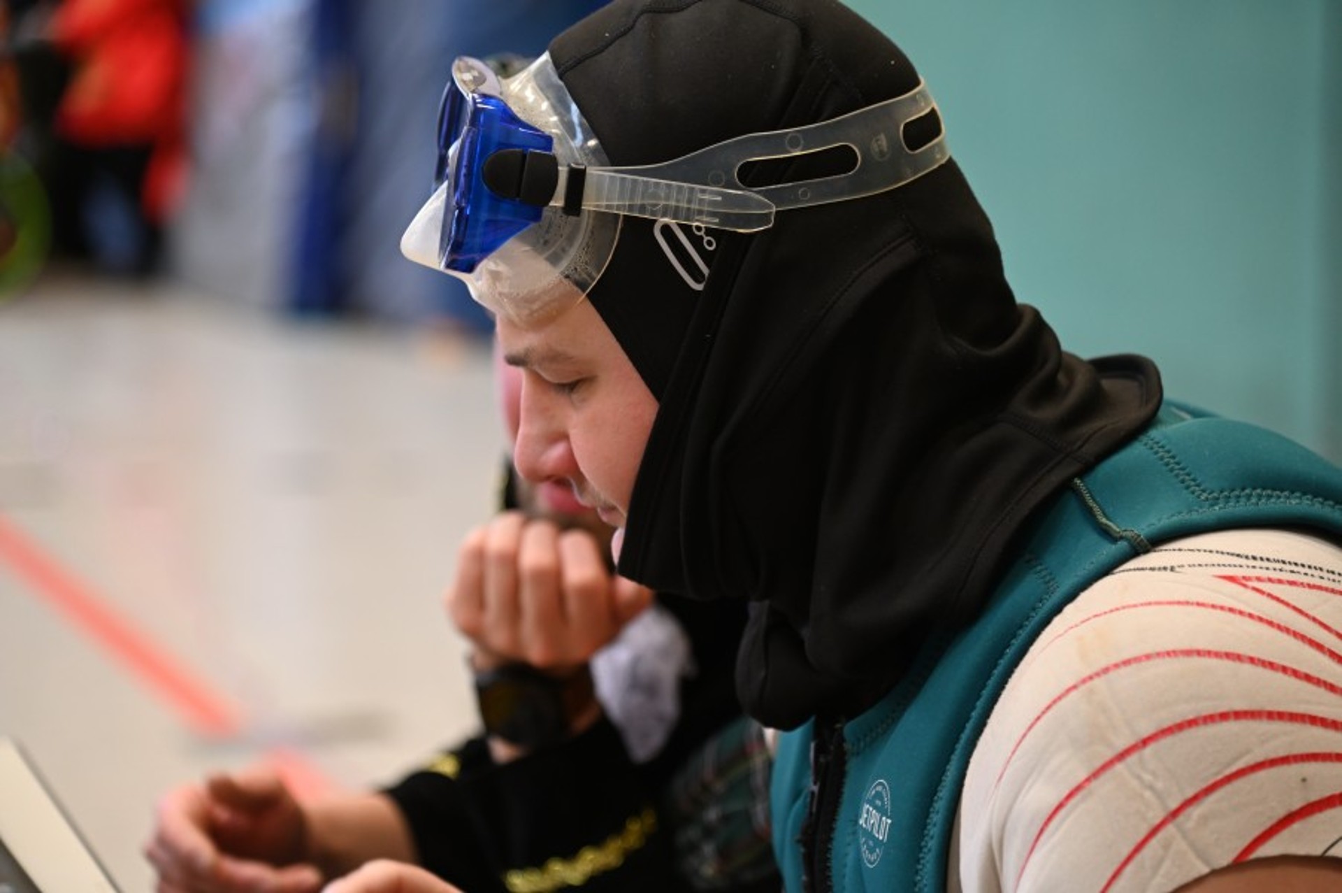 Kopf und Oberkörper eines Mannes, der als Taucher verkleidet ist.