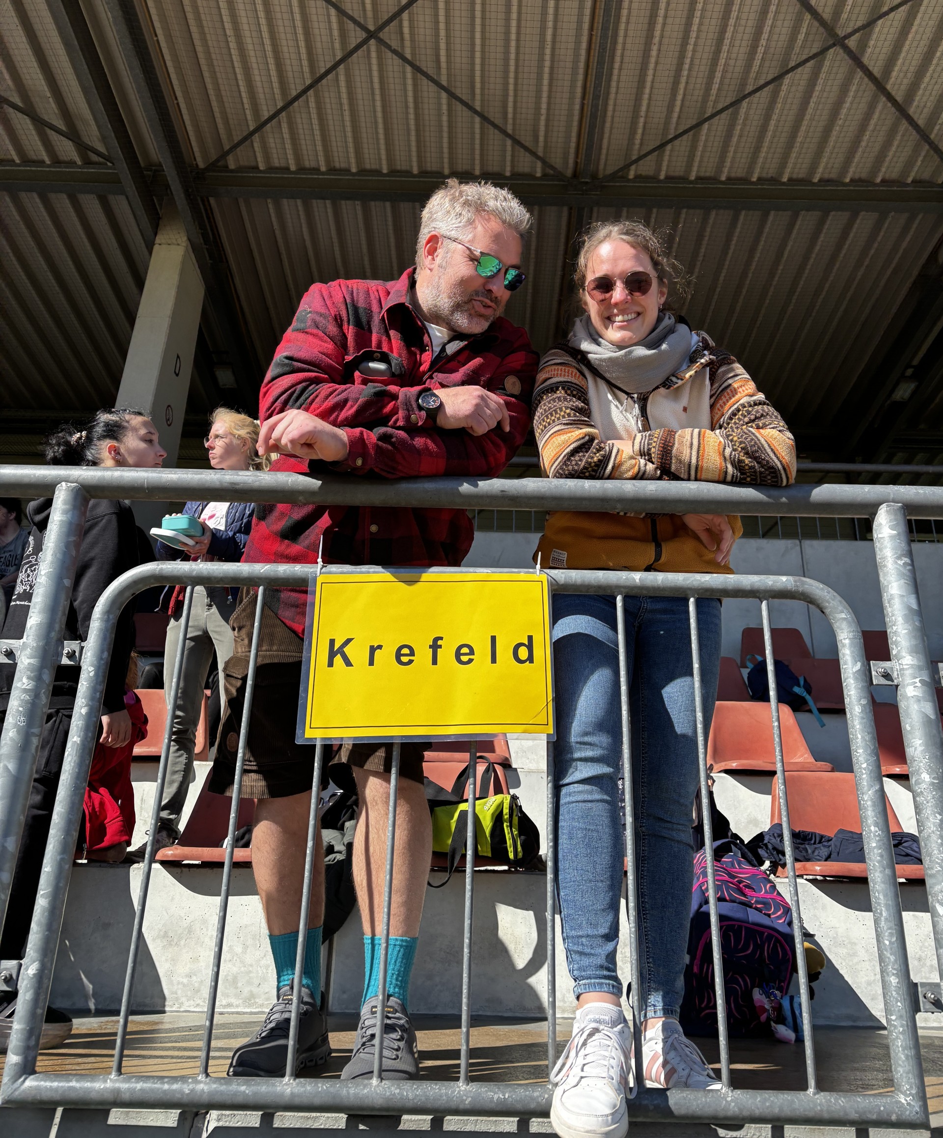 Zwei Kolleg:innen im Fachgespräch