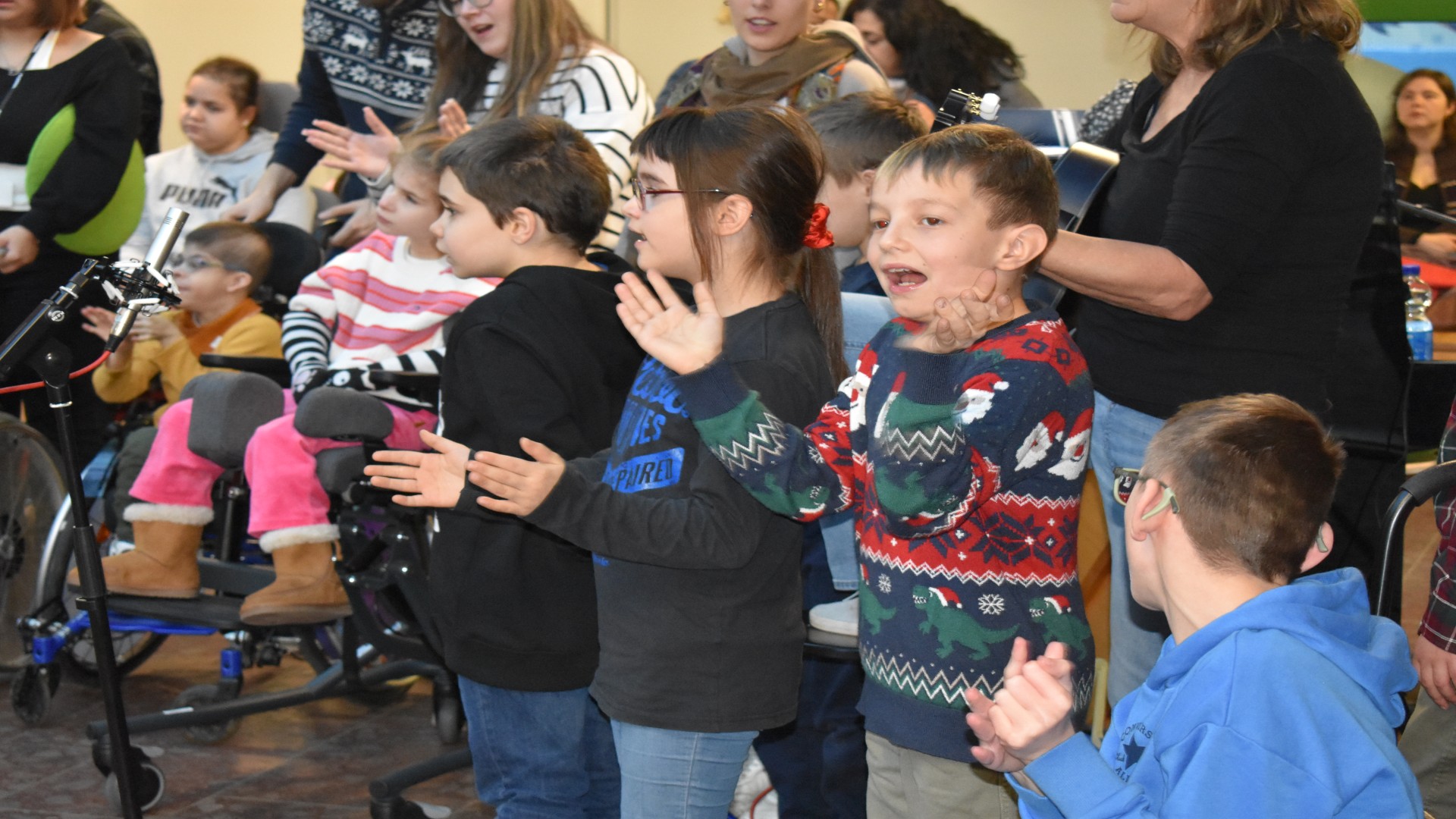 Jungen und Mädchen aus der Primarstufe beim Singen.